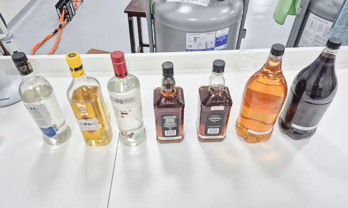 PF Investiga Metanol Abandonado na Adulteração de Bebidas 2 PF Investiga Metanol Abandonado na Adulteração de Bebidas - Imagem do artigo original
