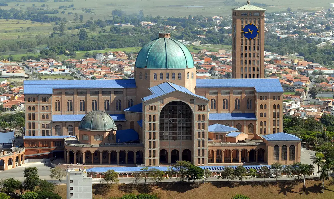 Festa da Padroeira em Aparecida Atrai Quase Meio Milhão de Fiéis - Imagem do artigo original