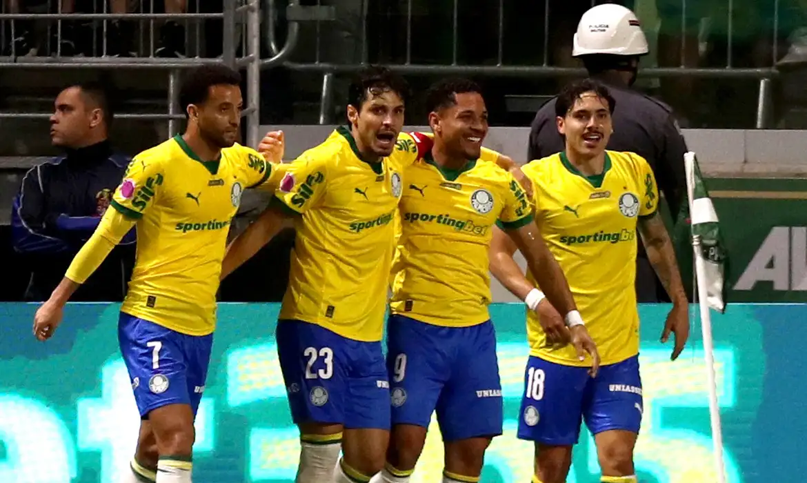 Palmeiras goleia Bragantino e mantém liderança no Brasileiro 2 Palmeiras goleia Bragantino e mantém liderança no Brasileiro - Imagem do artigo original