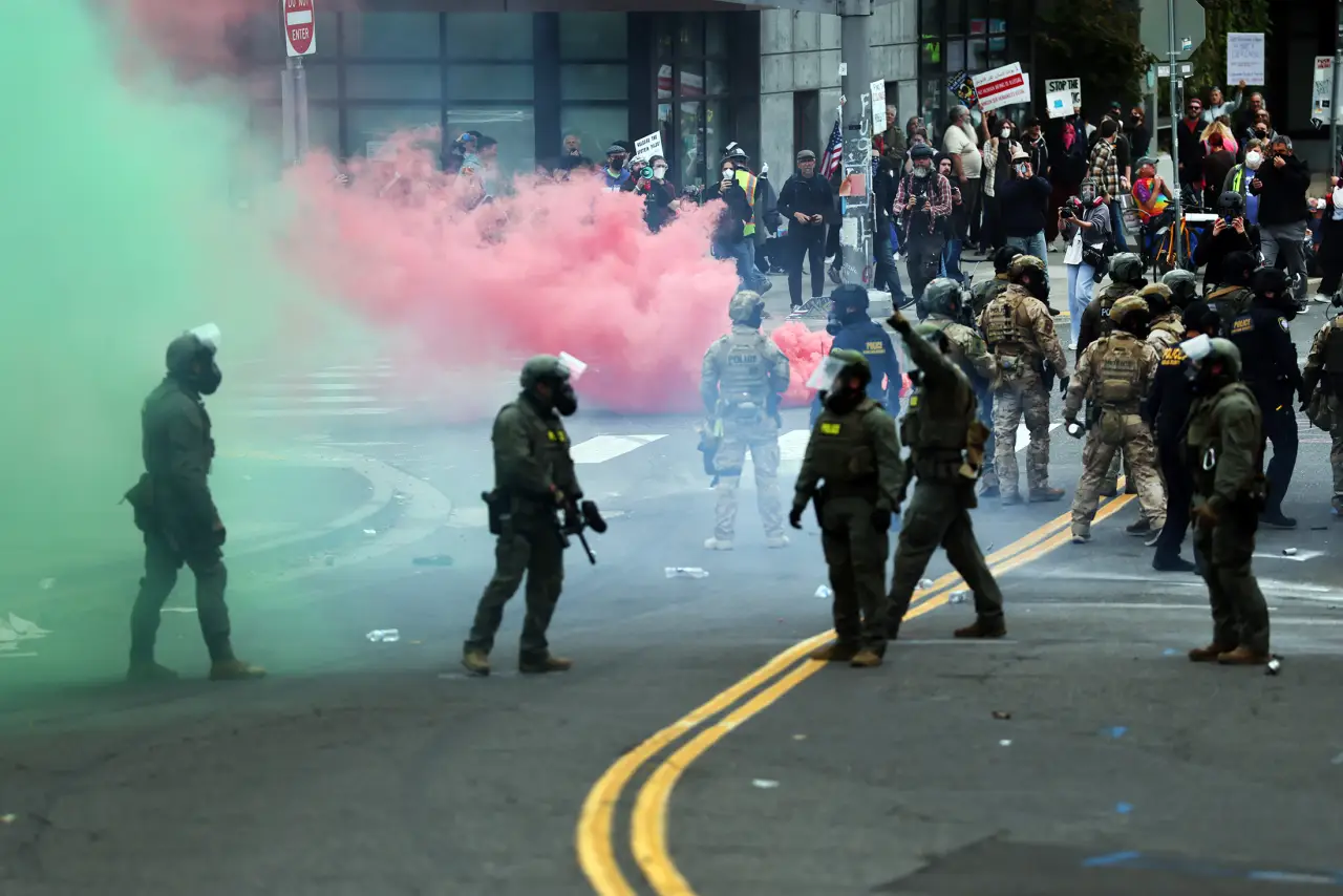 Juíza Bloqueia Plano de Trump no Oregon para Forças Federais 2 Juíza Bloqueia Plano de Trump no Oregon para Forças Federais - Imagem do artigo
