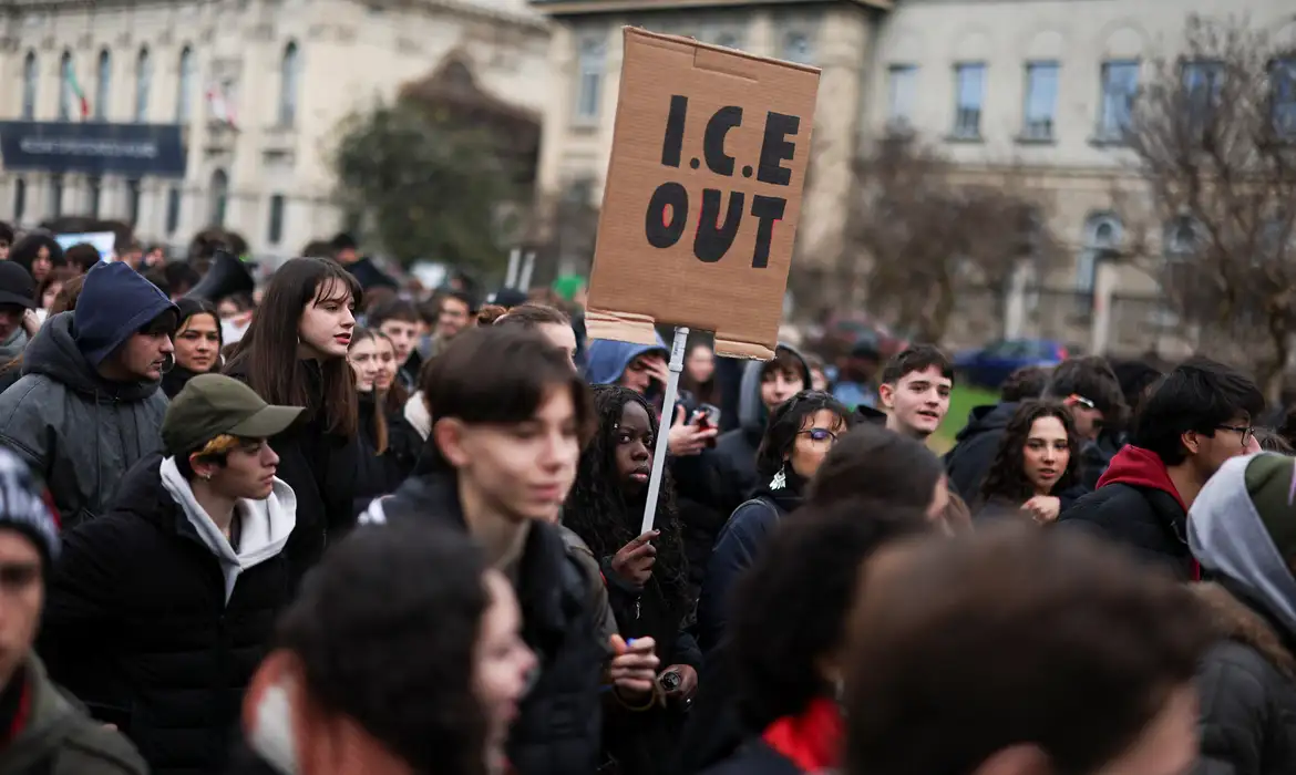 Protestos contra ICE em Milão marcam véspera da Olimpíada - Imagem do artigo original