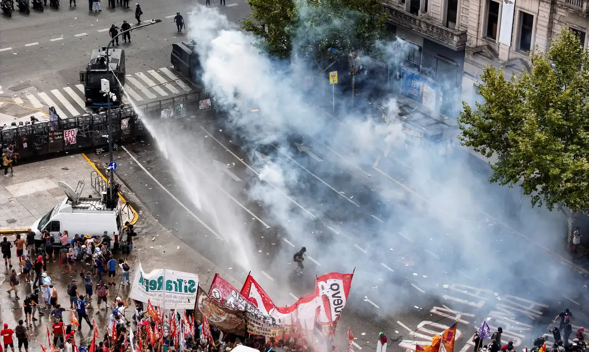 Reforma Trabalhista Argentina de Milei: Mudanças Aprovadas - Imagem do artigo original
