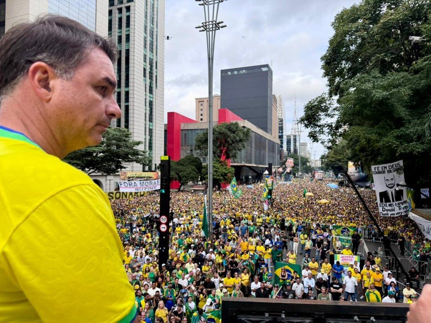 Ato na Paulista: Flávio Bolsonaro e Nikolas Ferreira Lideram Protesto - Imagem do artigo original