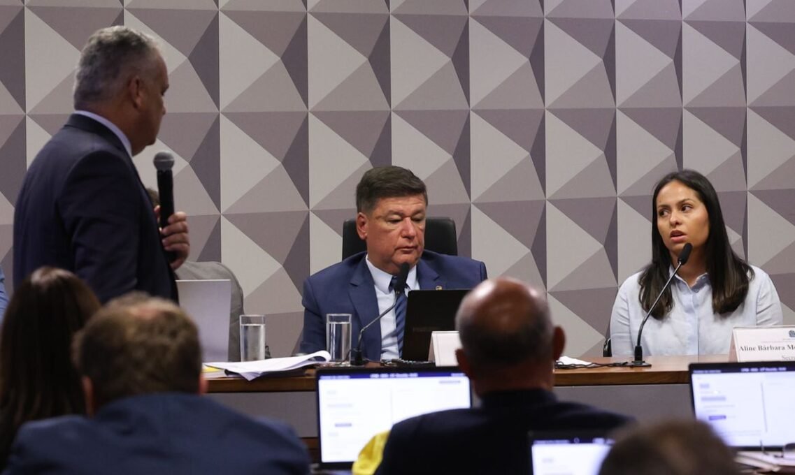 Ex-secretária de 'Careca do INSS' relata acesso a cofre 2 Ex-secretária de ‘Careca do INSS’ relata acesso a cofre - Imagem do artigo original