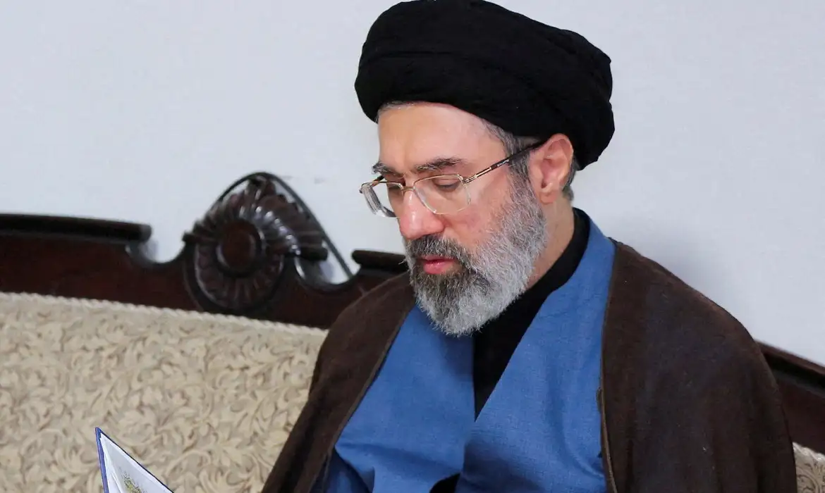 Líder Irã: Mojtaba Khamenei Promete Vingança e Estreito de Ormuz Fechado - Imagem do artigo original