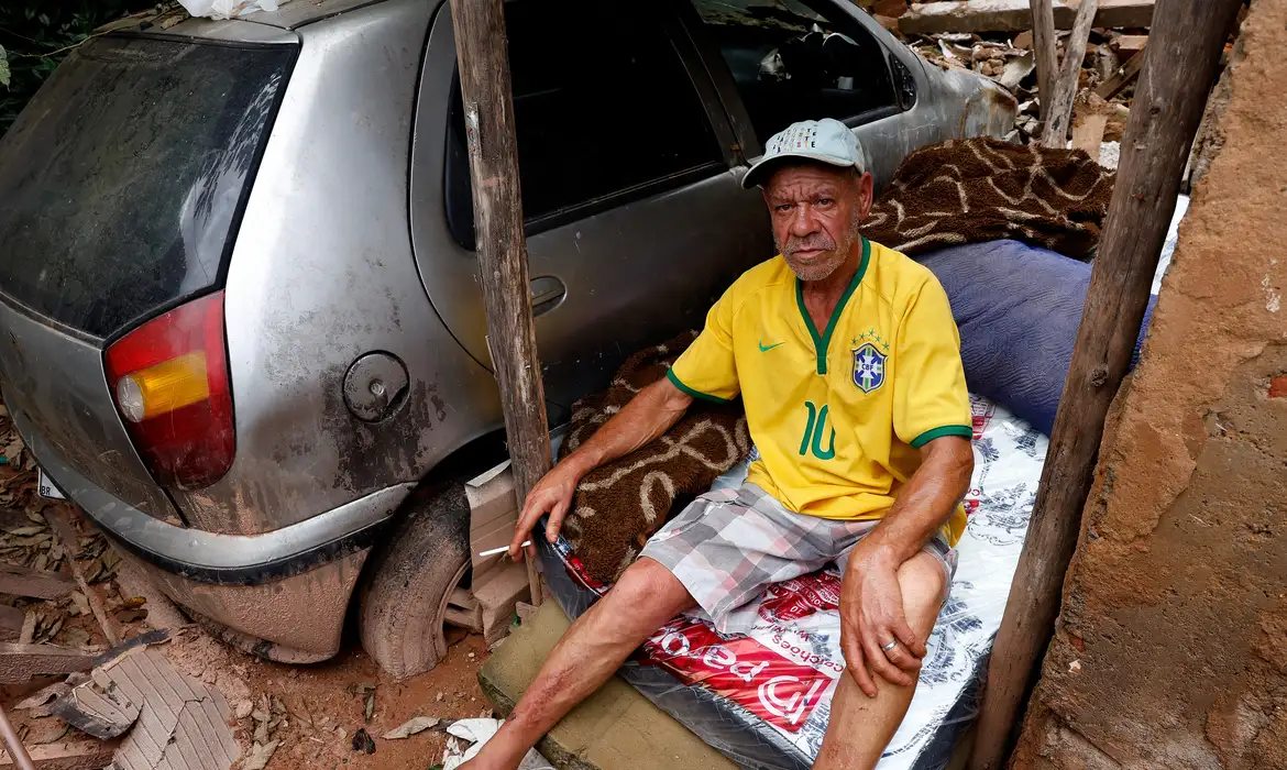 Morador de Juiz de Fora Enfrenta Vida em Meio a Escombros Pós-Lama - Imagem do artigo original