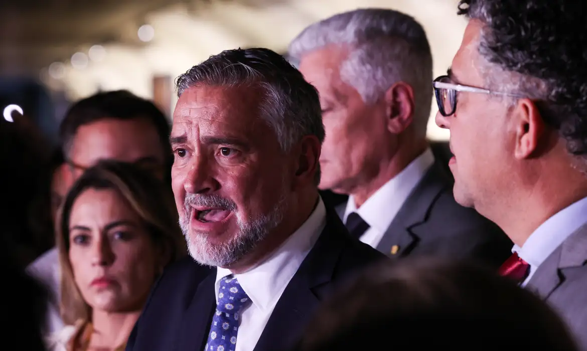 Base governista pede indiciamento de Bolsonaro na CPMI do INSS - Imagem do artigo original