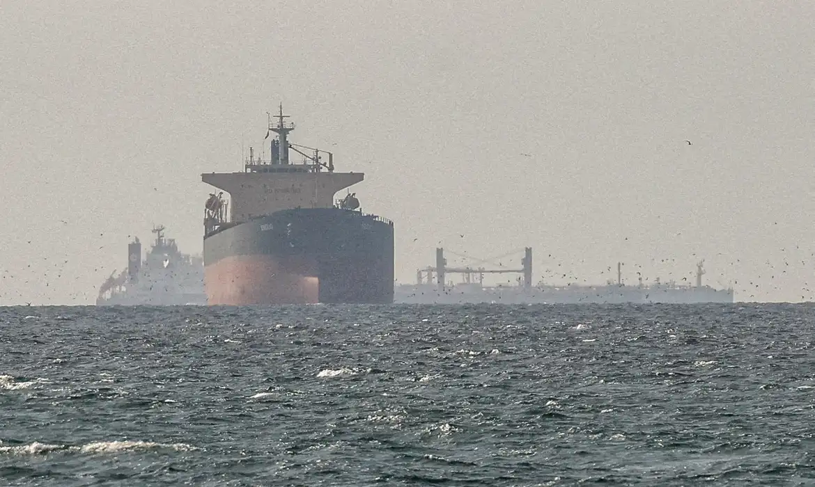 Tensão no Estreito de Ormuz: Irã Nega Passagem de Navios EUA - Imagem do artigo original