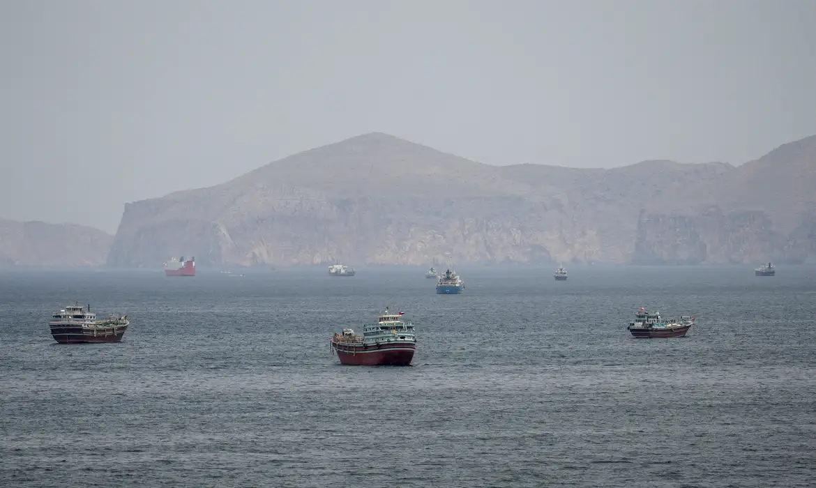 Mísseis Atingem Navio EUA em Ormuz: Tensões no Golfo - Imagem do artigo original