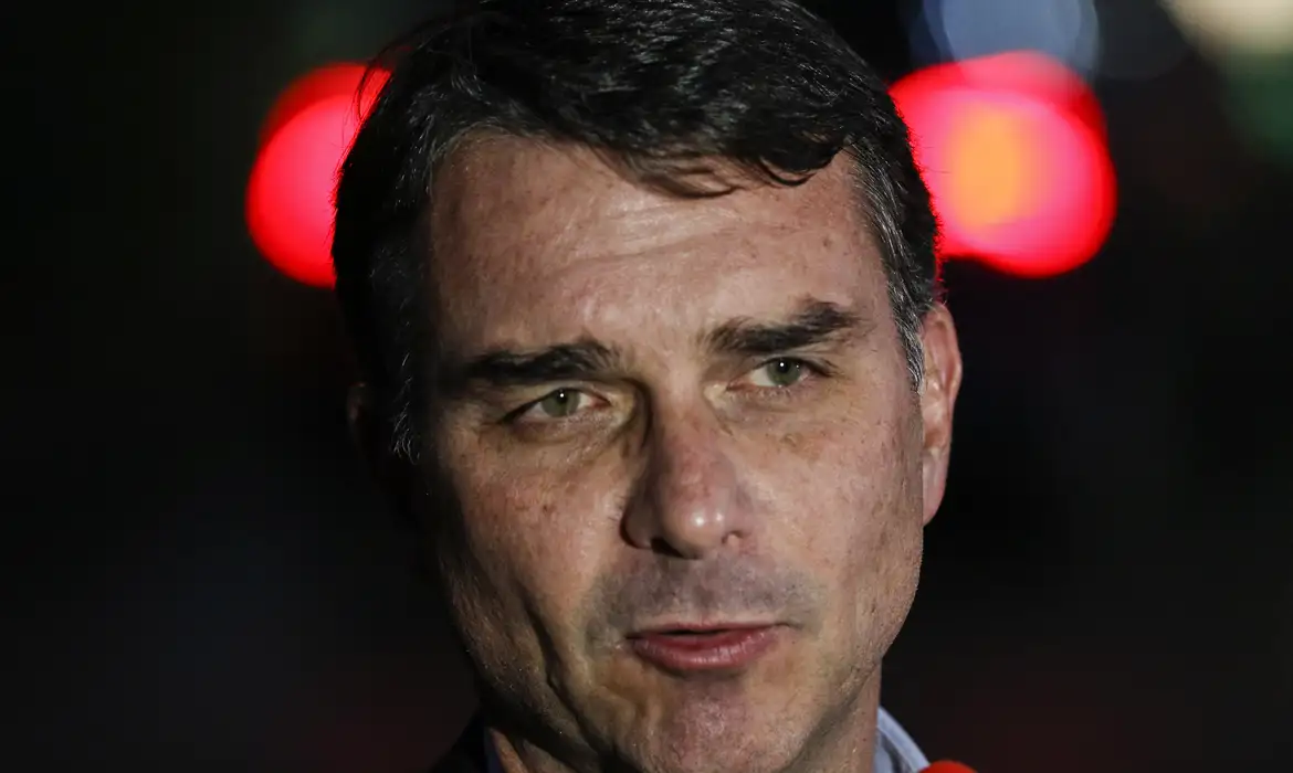 Flávio Bolsonaro Admite Contato e Cobrança a Vorcaro - Imagem do artigo original