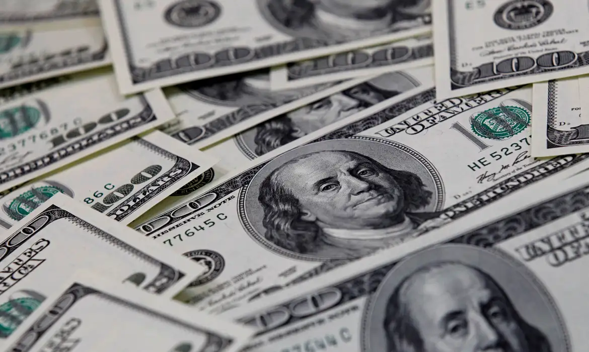 Dólar cai para R$ 4,98 e bolsa reage após instabilidade - Imagem do artigo original