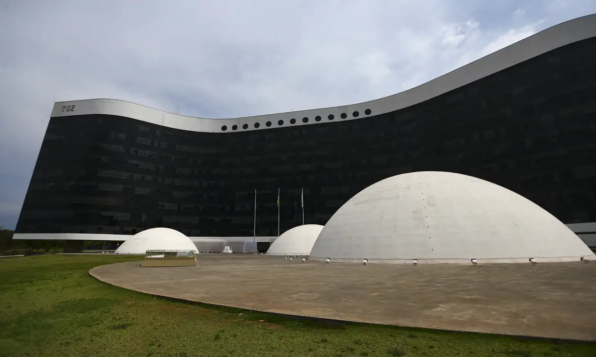 IA e Fake News nas Eleições: Especialistas Alertam Riscos - Imagem do artigo original