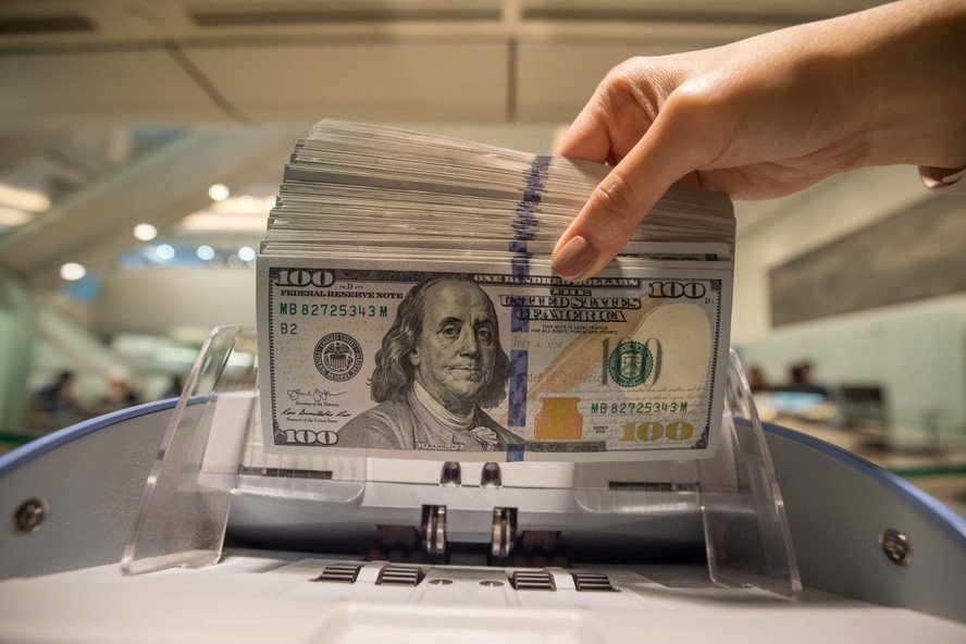 Queda do Dólar: Moeda Americana Cede e Volta Abaixo de R$ 5 - Imagem do artigo original