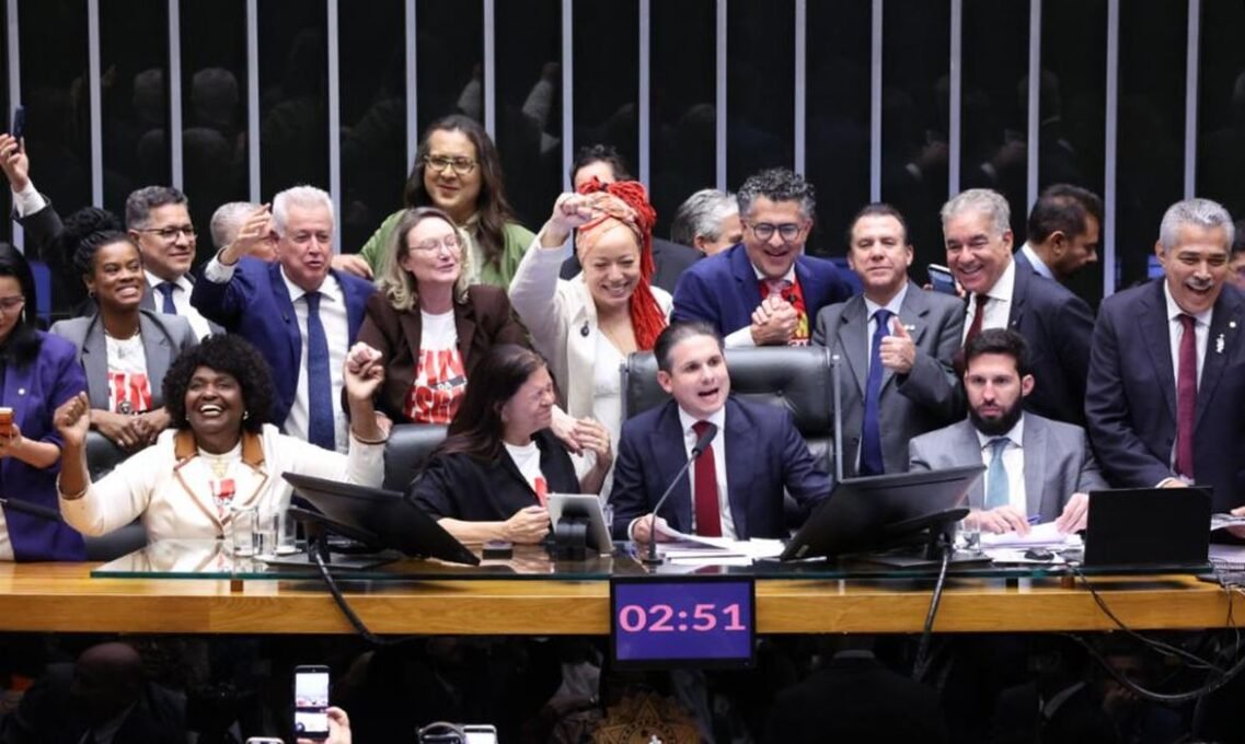 Câmara aprova PEC que acaba com escala 6×1 e reduz jornada - Imagem do artigo original