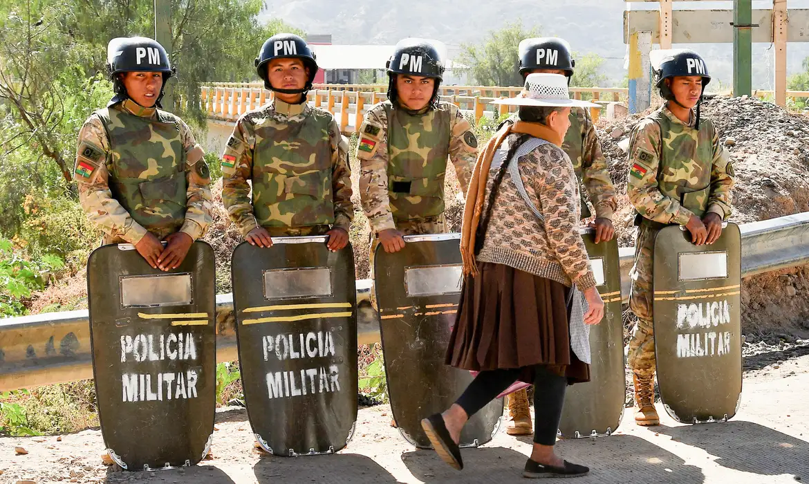 Bolívia: Bloqueios Diminuem Após Acordo e Estado de Exceção - Imagem do artigo original