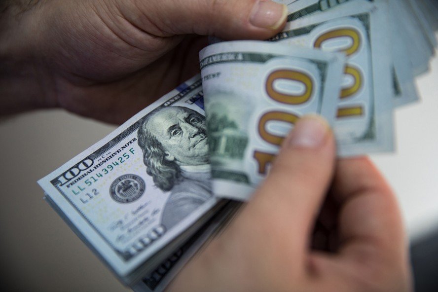 Dólar Fecha em Leve Alta no Mercado Doméstico Hoje - Imagem do artigo original