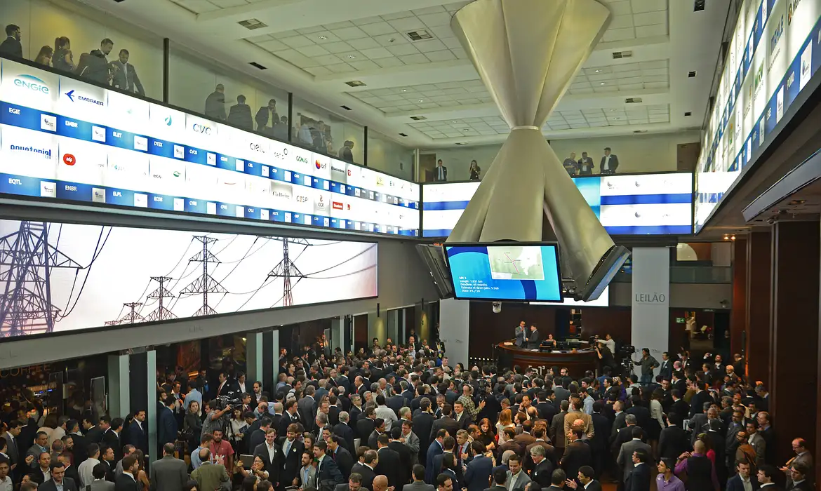 Ibovespa supera 174 mil pontos com aposta na Selic; dólar recua - Imagem do artigo original