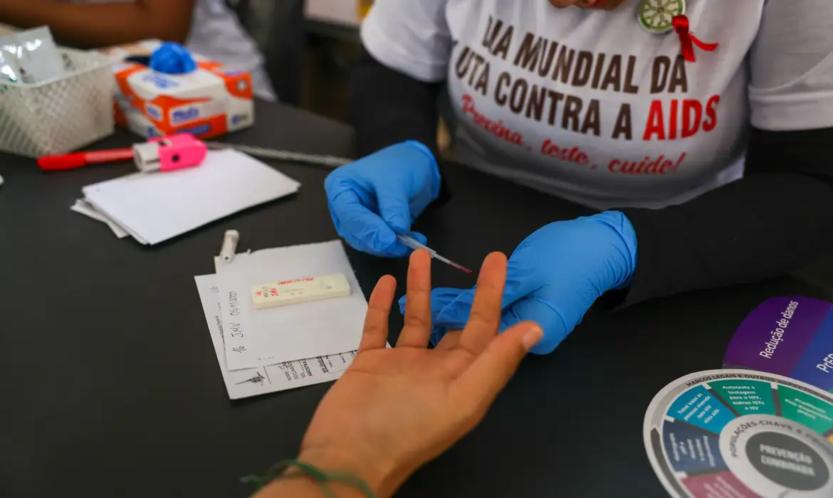 Desinformação HIV: Estigma Social Aumenta Mortes Evitáveis - Imagem do artigo original