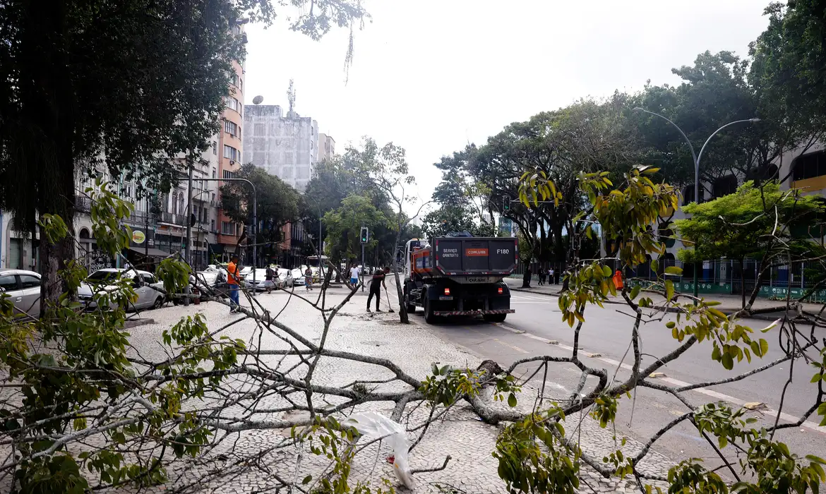 Rio de Janeiro em Alerta: Ventos Fortes Ativam Estágio 2 - Imagem do artigo original