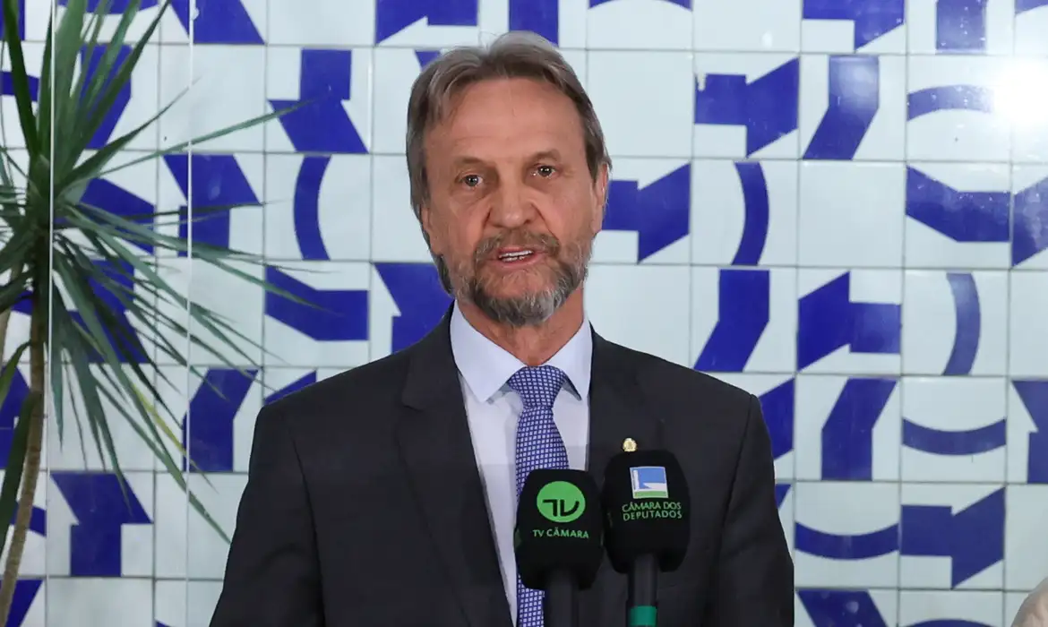 Líder do PT na Câmara passa mal e votações são suspensas - Imagem do artigo original