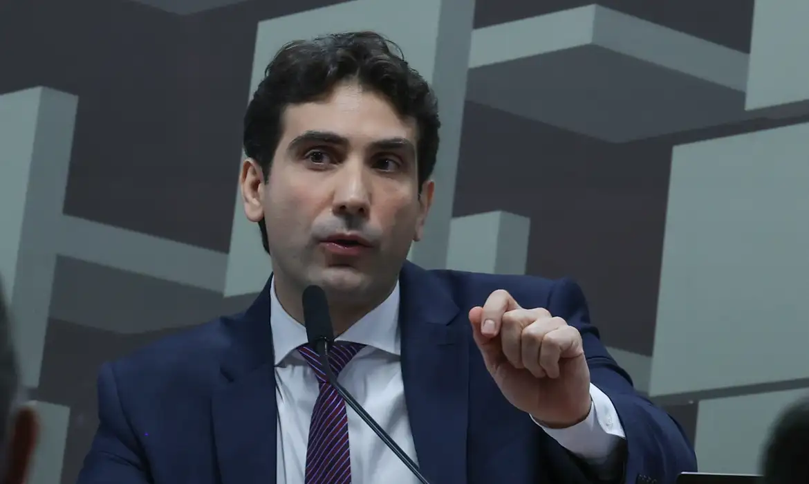 Galípolo critica empresas por pressão para uso indevido do FGC 2 Galípolo critica empresas por pressão para uso indevido do FGC - Imagem do artigo original