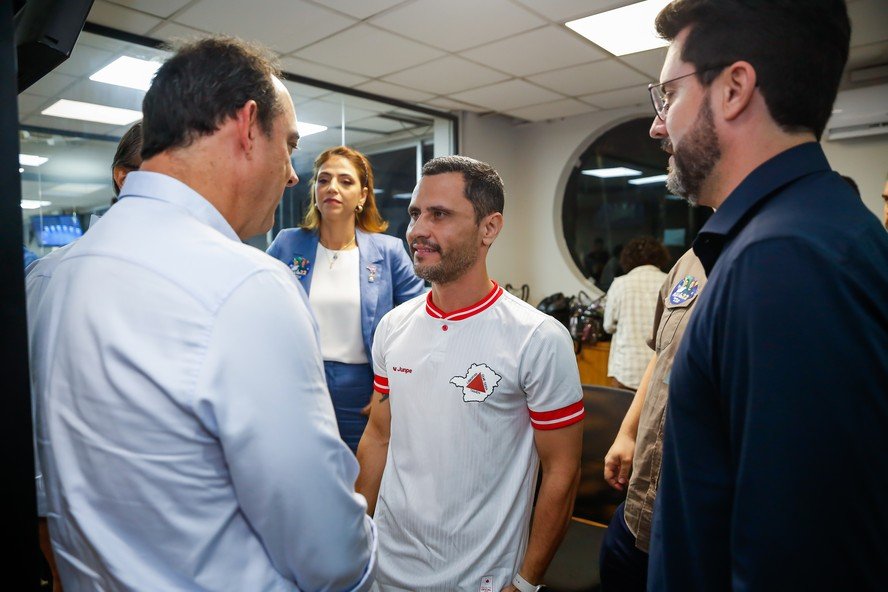 Cleitinho Azevedo: Apoio a Flávio Bolsonaro e Crítica ao Republicanos - Imagem do artigo original