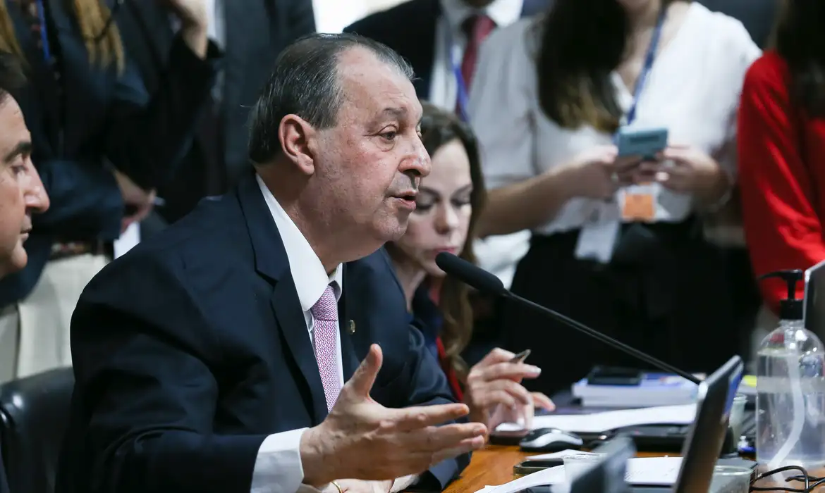 Omar Aziz vota a favor da PEC do fim da escala 6×1 - Imagem do artigo original
