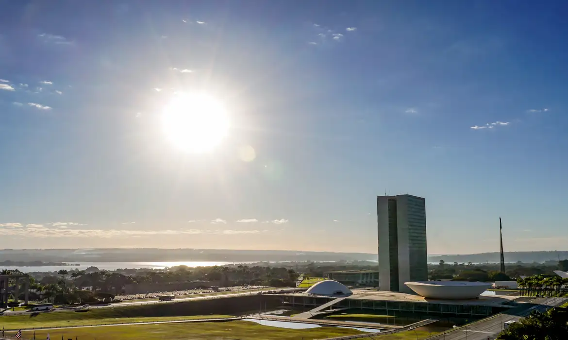 Congresso vota fim da escala 6×1 e ‘taxa das blusinhas’ - Imagem do artigo original