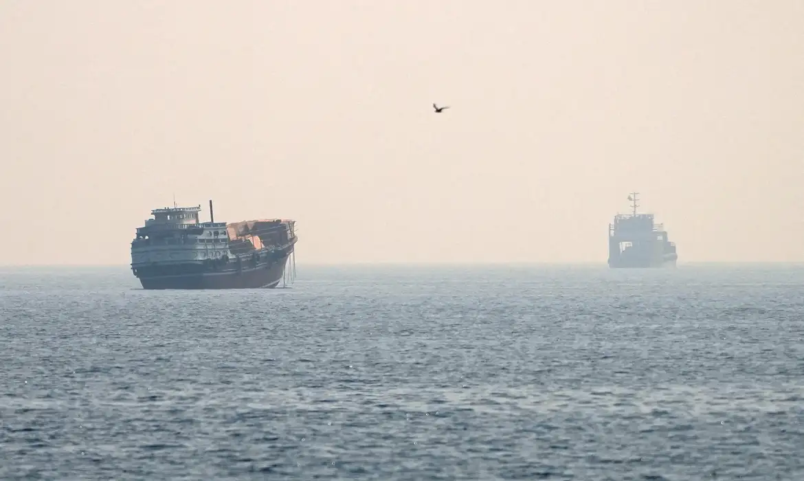 Países do Golfo Cancelam Reunião Crucial sobre Estreito de Ormuz - Imagem do artigo original
