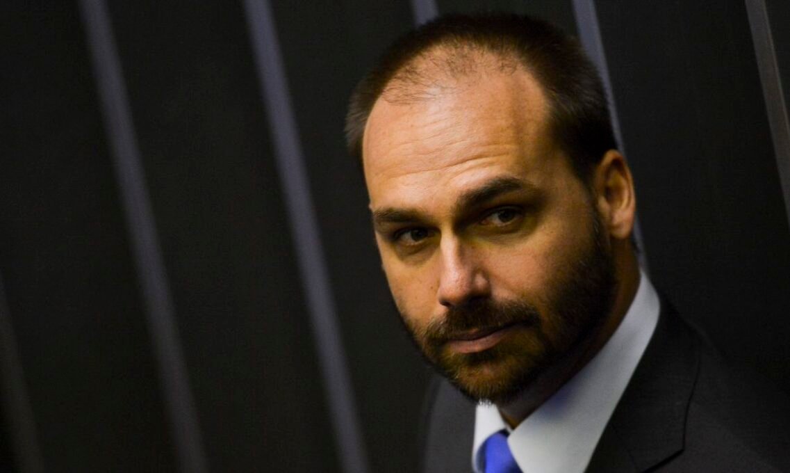 Demissão de Eduardo Bolsonaro da PF por abandono de cargo - Imagem do artigo original