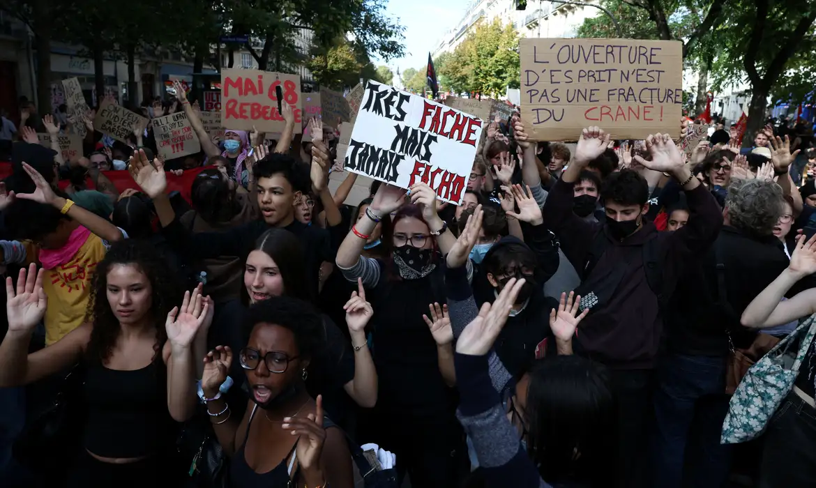 Protestos na França: Alunos e professores realizam grande mobilização - Imagem do artigo original