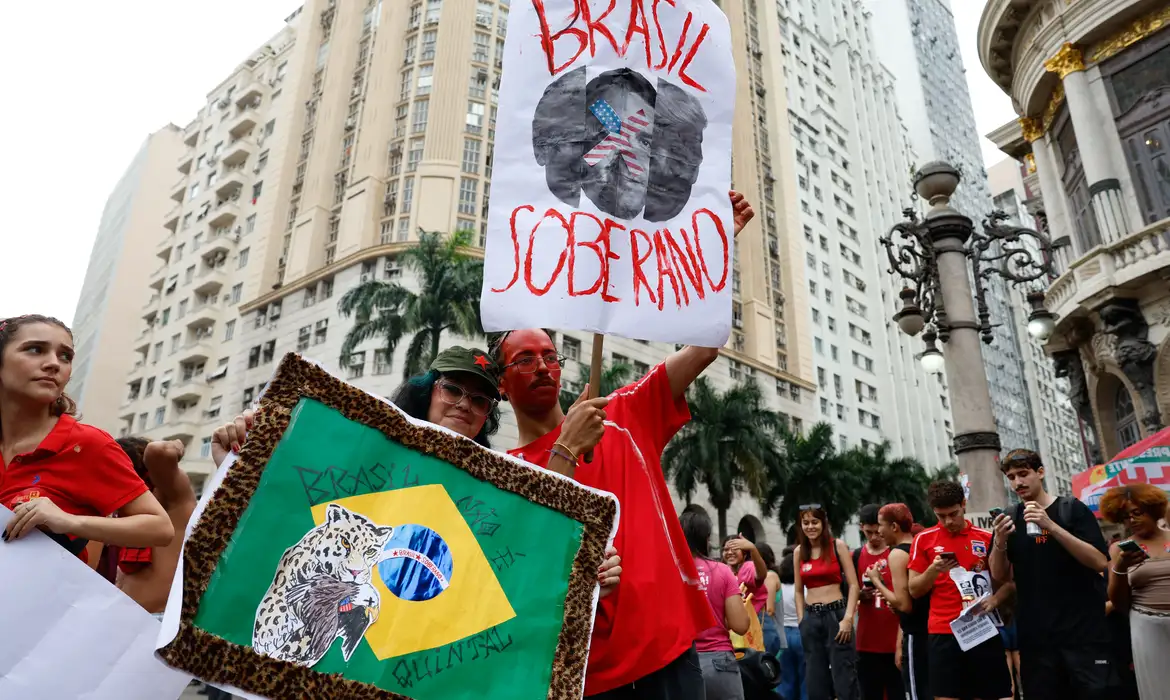 Estudantes fazem ato no Rio em apoio a Lula para 2026 - Imagem do artigo original