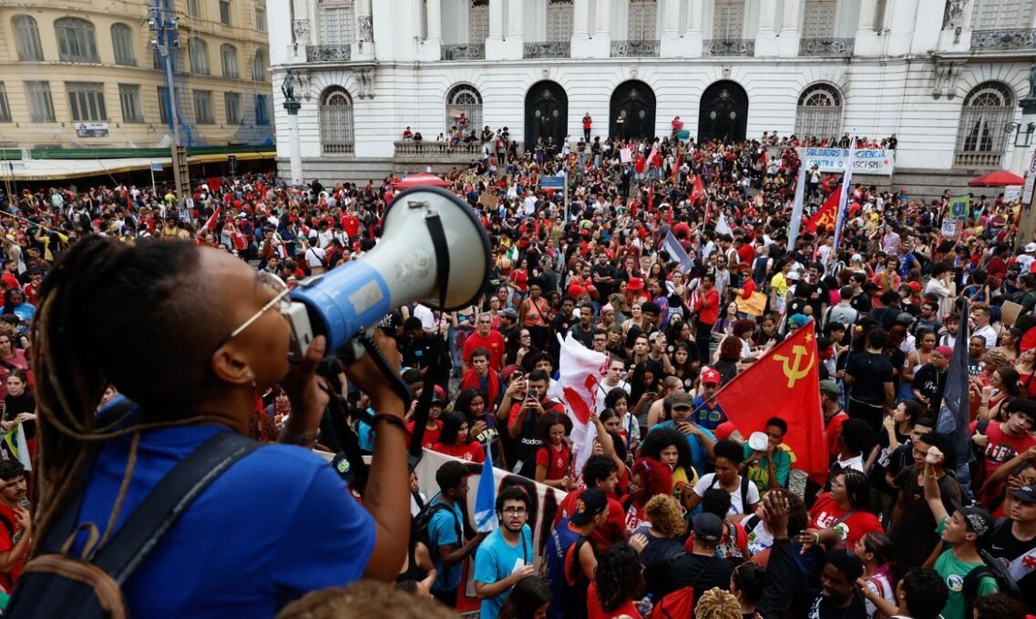 Estudantes Brasileiros Realizam Atos Nacionais de Apoio a Lula - Imagem do artigo original