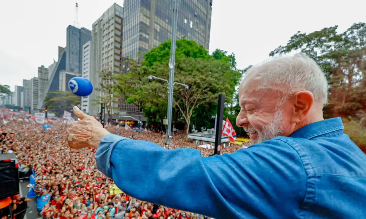 Ato pela Reeleição de Lula Reúne Milhares na Paulista - Imagem do artigo original