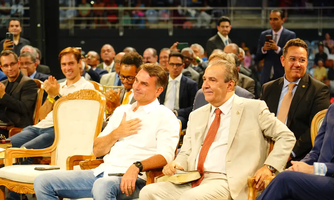 Flávio Bolsonaro em São Paulo: Reunião com Prefeitos e Vereadores - Imagem do artigo original
