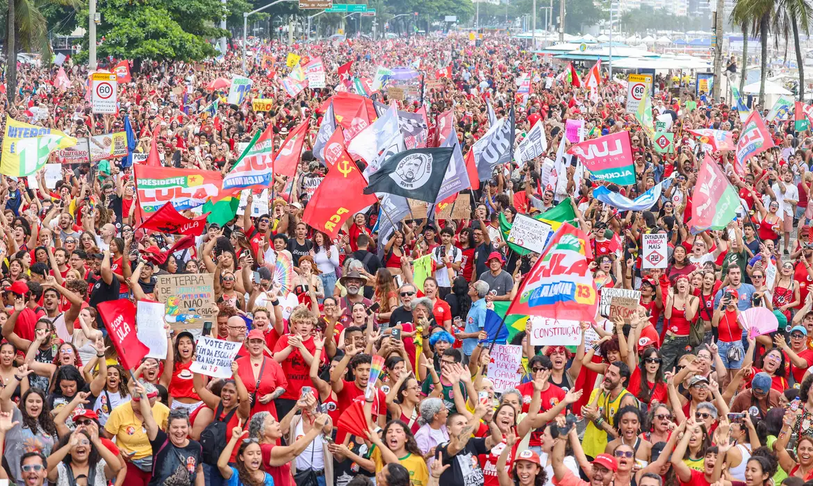 Ato Lula Copacabana: Milhares Apoiam Democracia e Reeleição - Imagem do artigo original