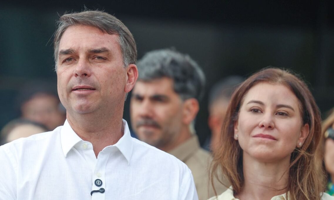 Flávio Bolsonaro Participa de Missa na Catedral de Brasília - Imagem do artigo original