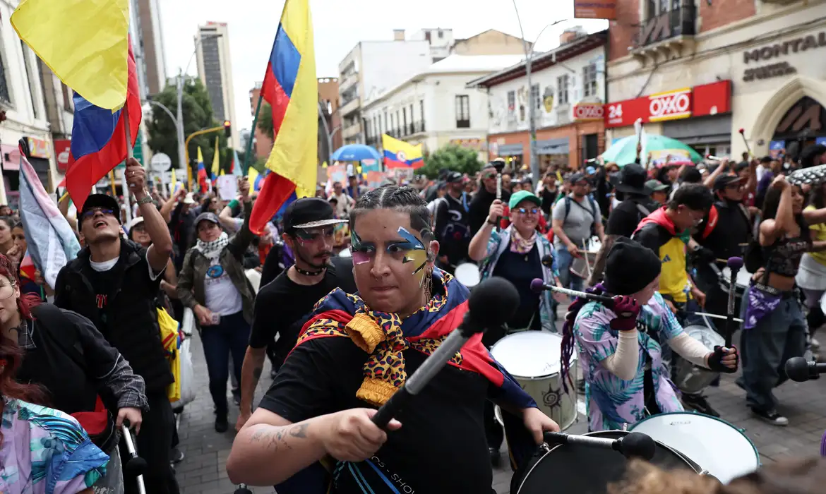 Colômbia: Amplos Protestos Desafiam Governo Abelardo de la Espriella - Imagem do artigo original