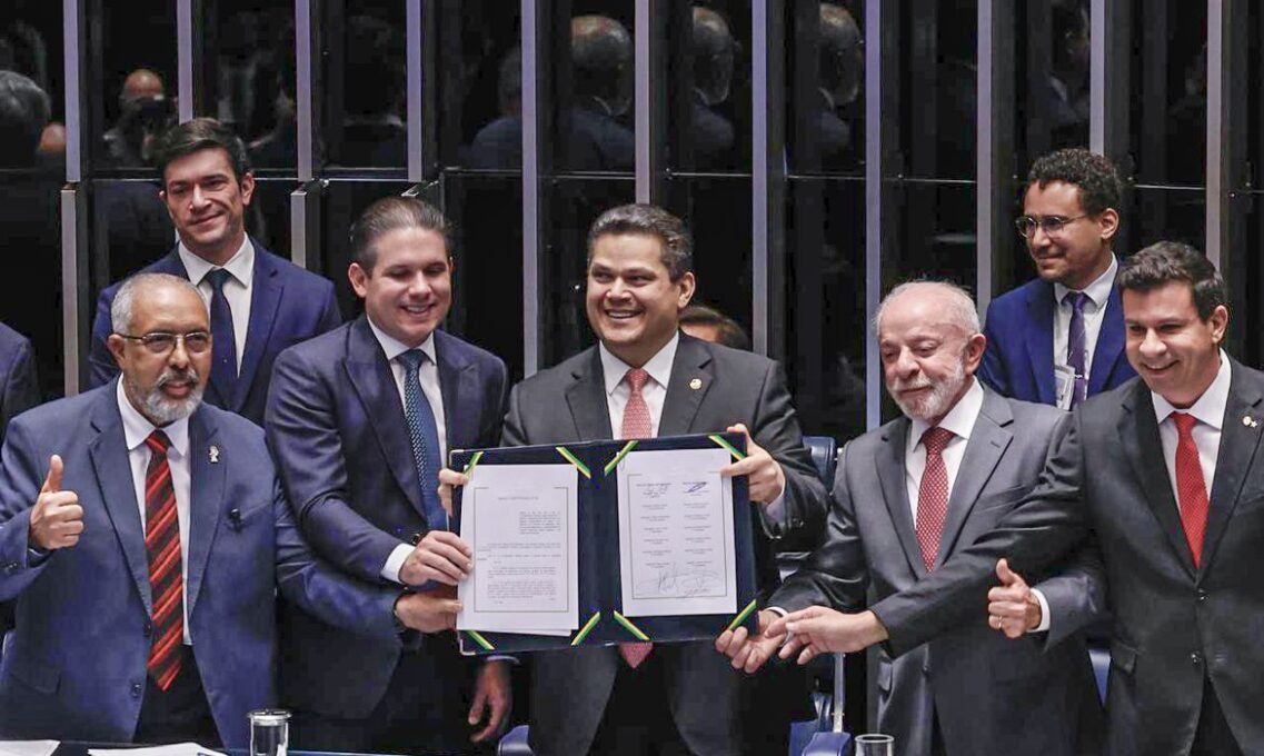 Fim da Escala 6×1: Alcolumbre Homenageia Senador Paulo Paim - Imagem do artigo original