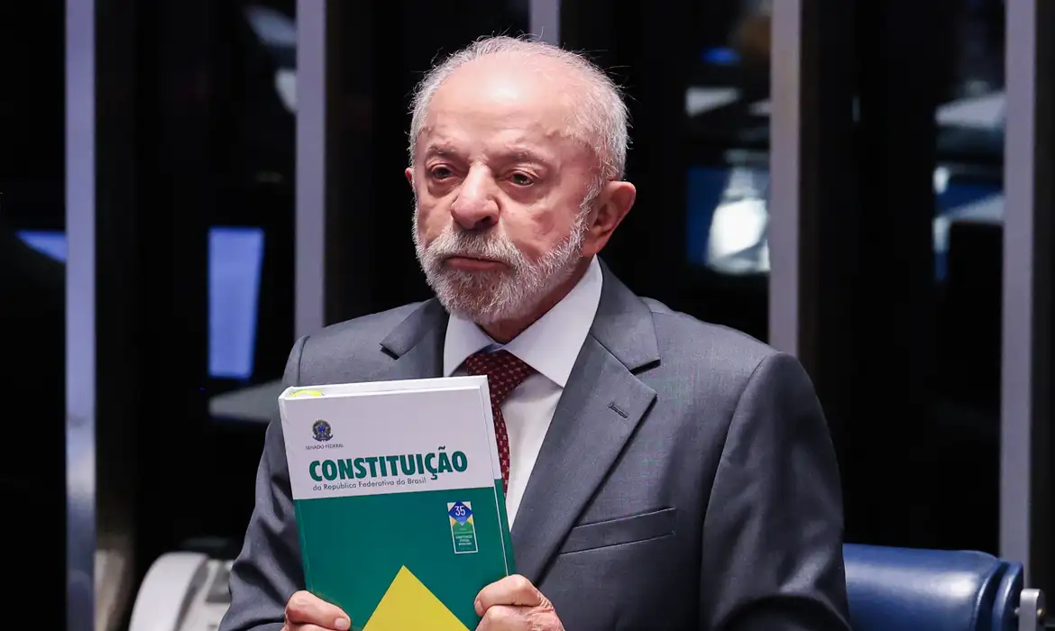 Lula celebra fim jornada 6×1 em campanha por MG - Imagem do artigo original