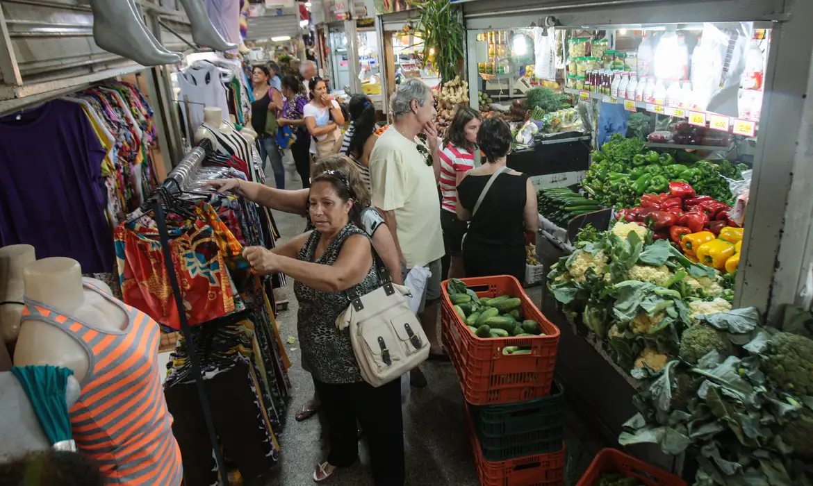 Impacto: Cortes em Auxílios Sociais Ameaçam Economia do Interior - Imagem do artigo original