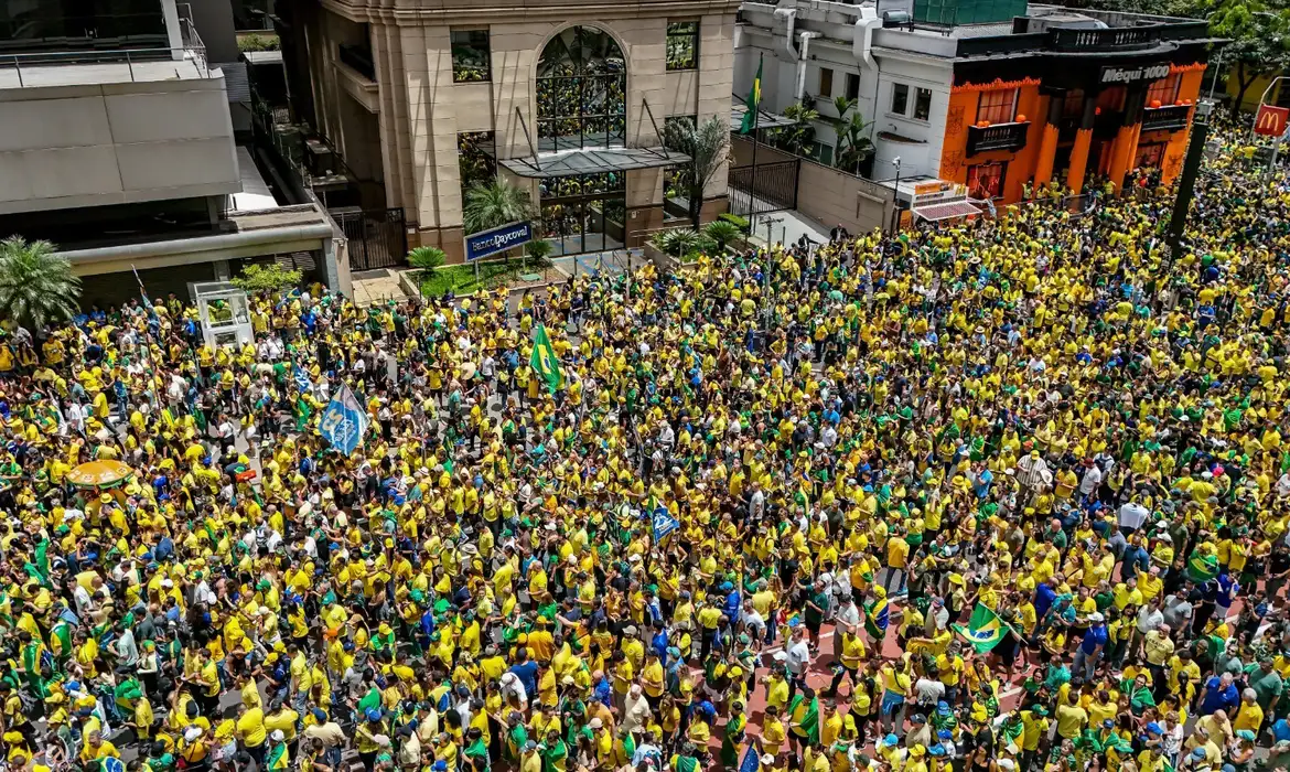 Manifestação de Flávio Bolsonaro agita Paulista em SP - Imagem do artigo original