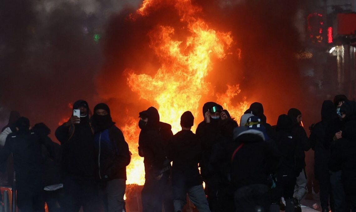 França: Novos Protestos Geram Tensão e Elevados Custos - Imagem do artigo original