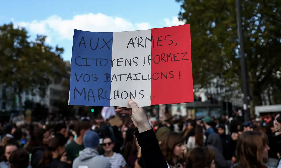 Protestos na França: Forte Esquema de Segurança Contém Distúrbios - Imagem do artigo original