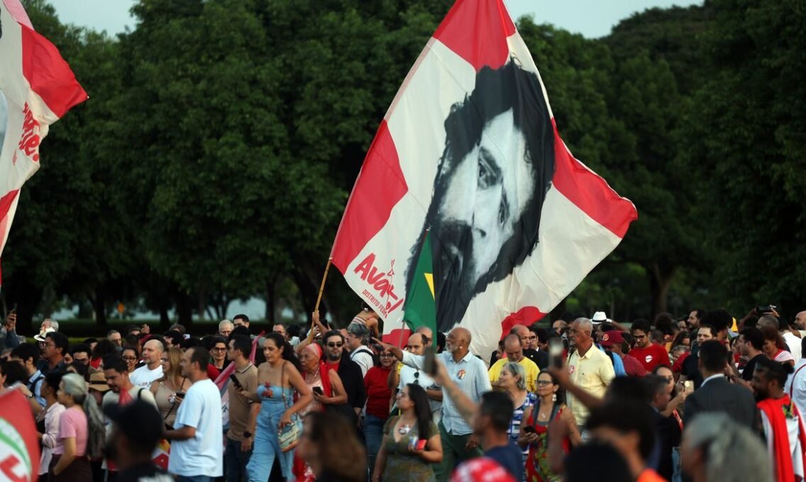 Lula e Eleitores Idosos: Emoção Marca Aniversário em Brasília - Imagem do artigo original