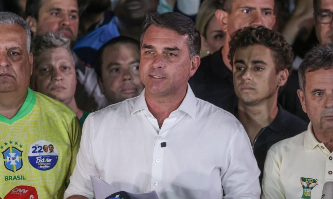 Flávio Bolsonaro agradece Milei e Trump após fugir do Brasil - Imagem do artigo original